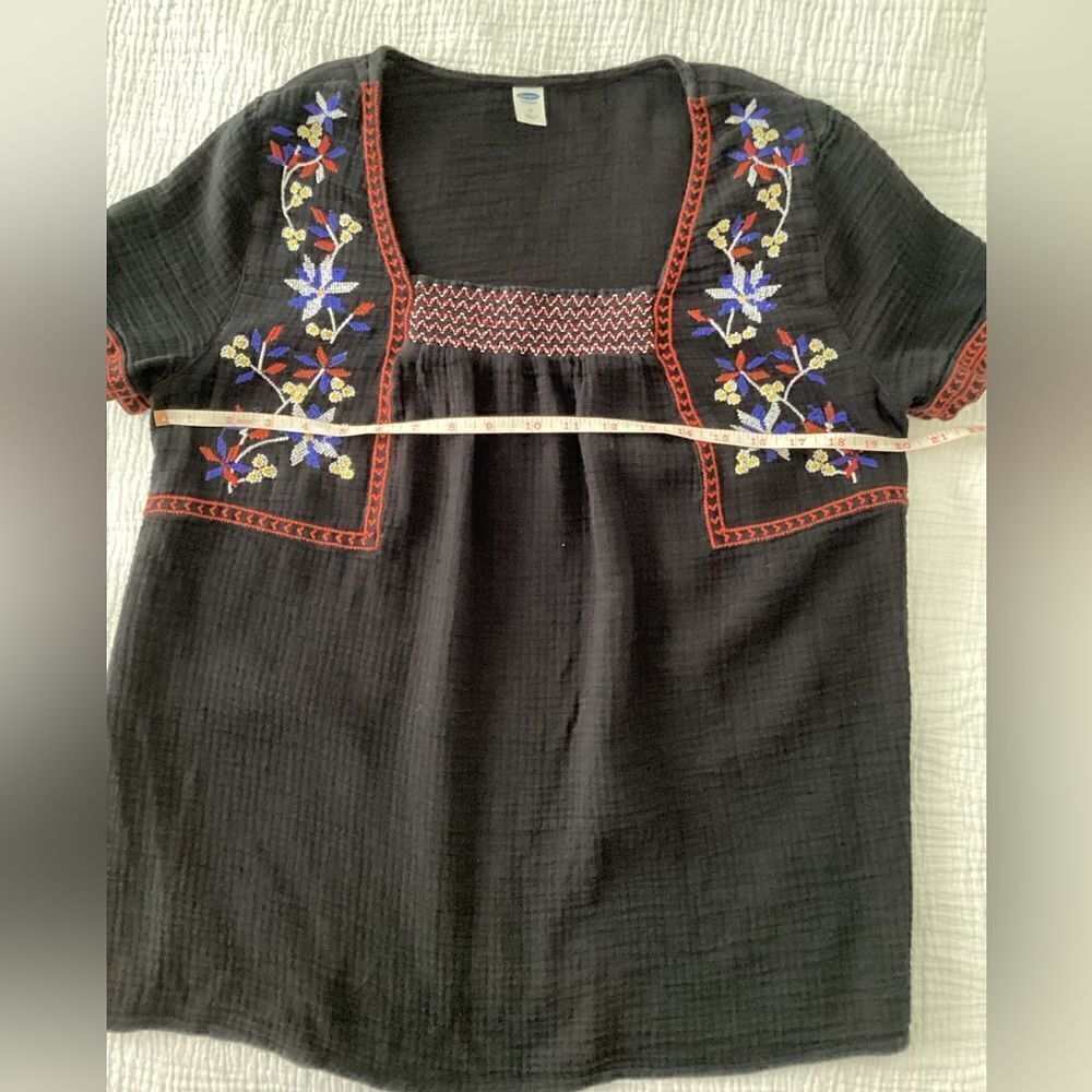 Old Navy M Boho top, black, floral embroidery - Picture 5 of 8